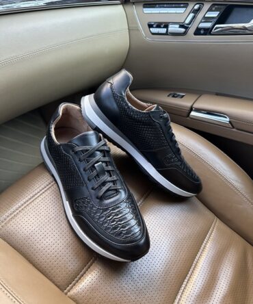 Кросівки шкіряні чорного кольору Ontin