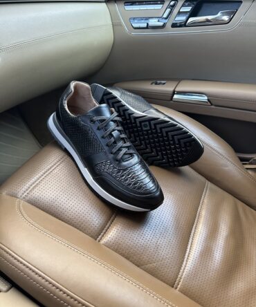 Кросівки шкіряні чорного кольору Ontin