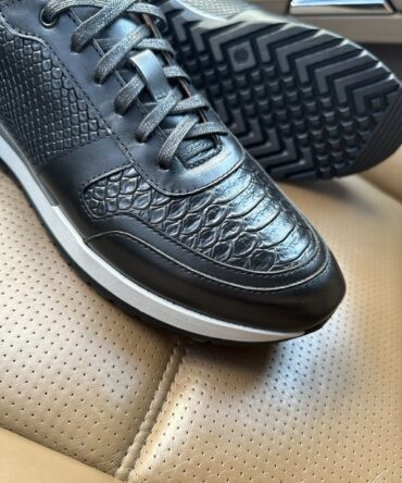 Кросівки шкіряні чорного кольору Ontin