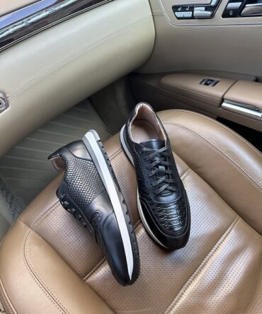 Кросівки шкіряні чорного кольору Ontin